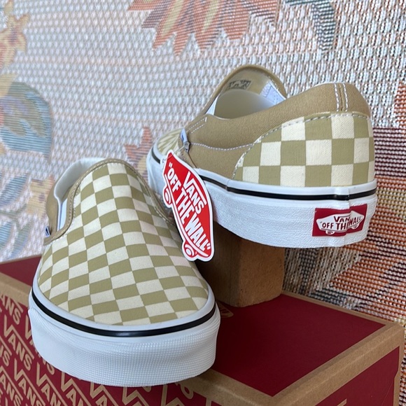 Vans WMNS Classic Slip-0
Checkerboard Taos Taupe
VN0A5A08YUU
Sneakers - Picture 10 of 16